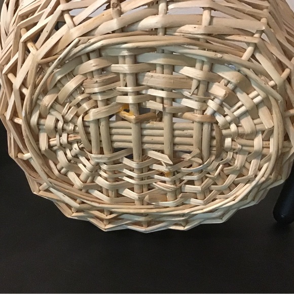 Vintage wicker basket with handle. - Picture 3 of 6